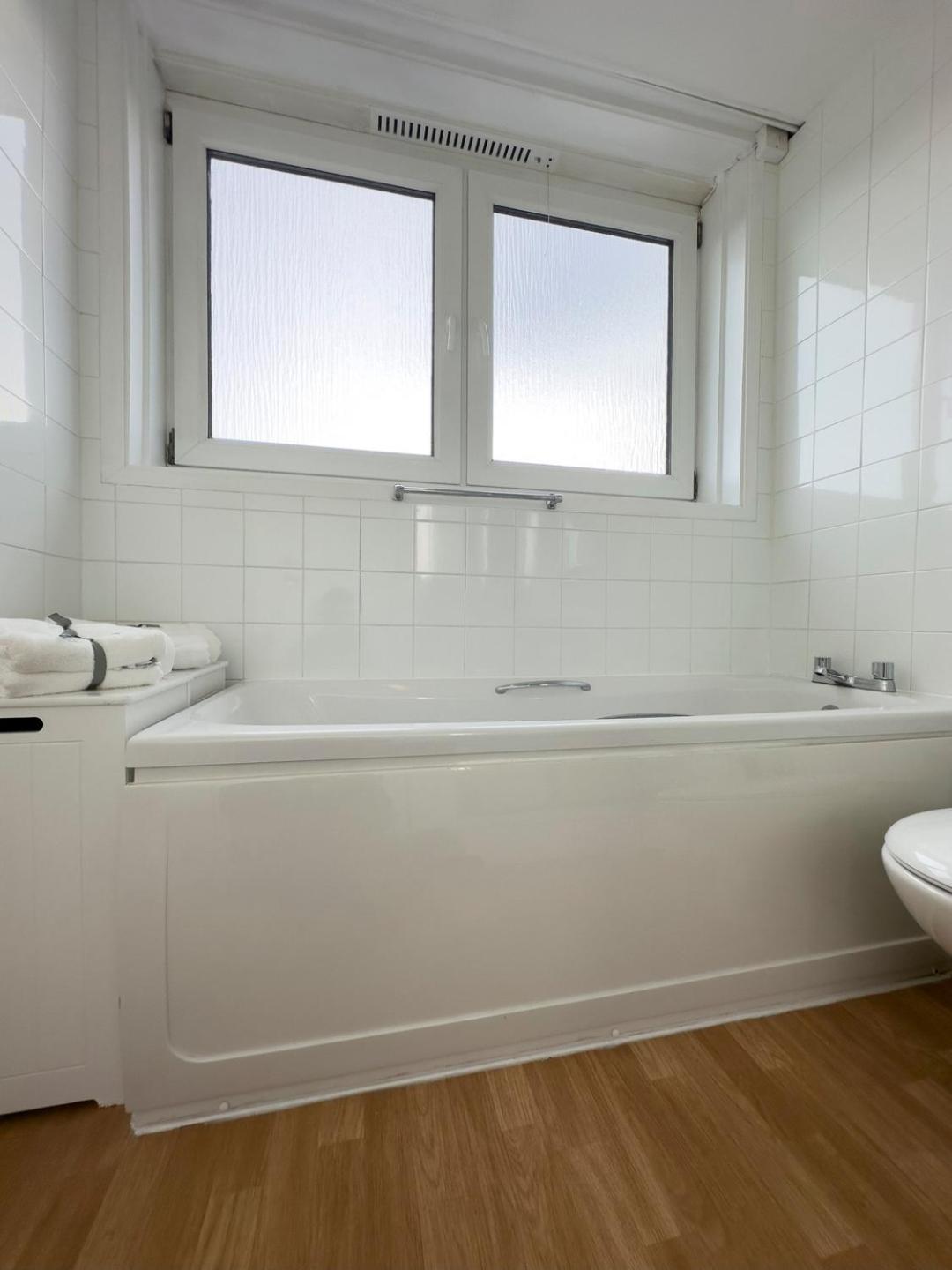 Scandi Style Apartment With Stunning Views リンリスゴー エクステリア 写真